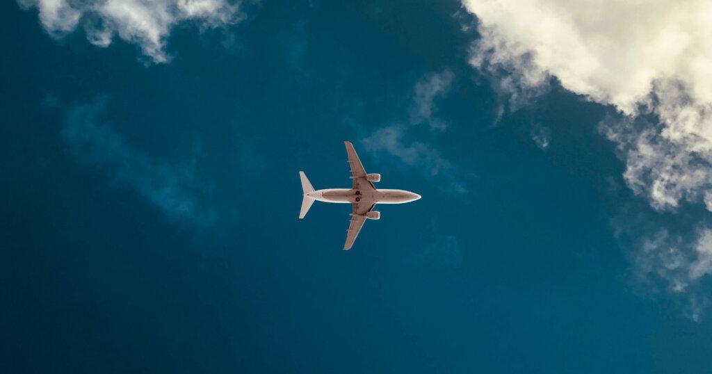 porque los aviones vuelan tan alto